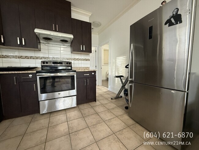 Photo - 13275-13290 90 Ave