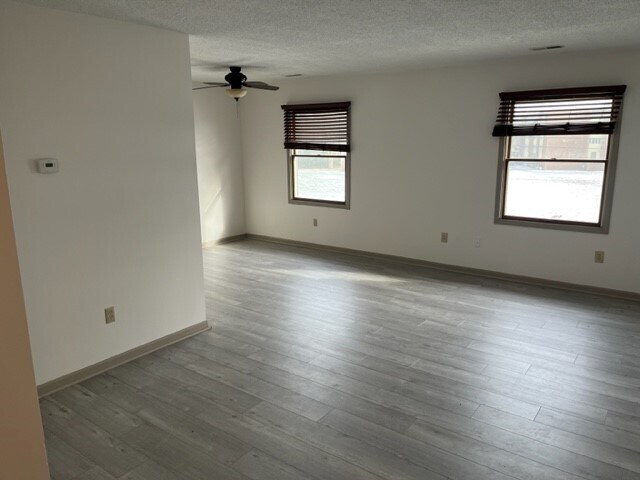 Sala de estar / Comedor - 615 N Washington St Unidad 613