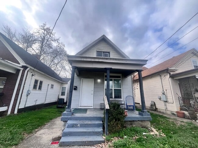 Building Photo - Large 5BR/2Ba House- Close to U of L Leasing Special- sign lease by 6/15/2026 and second month is...