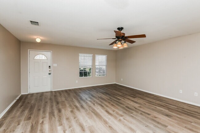 Photo - 1924 Kittredge Way