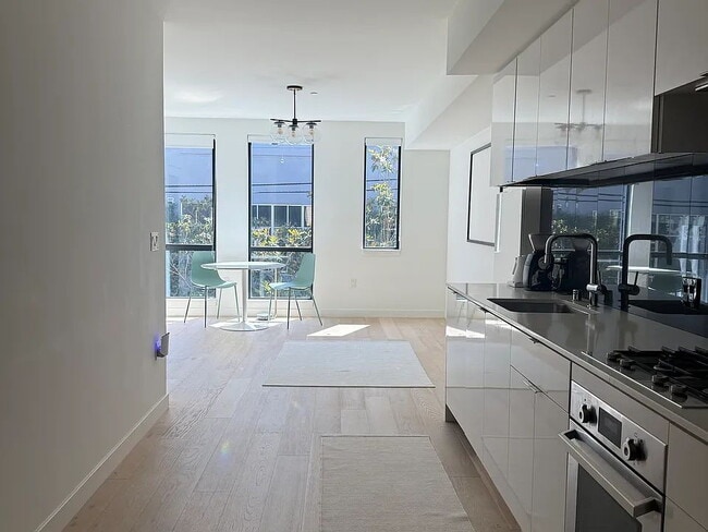 Building Photo - "Charming Urban Oasis: Spacious 1-Bedroom Retreat in the Heart of San Francisco!"
