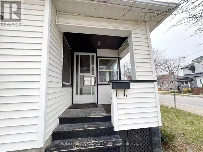 Photo - 9 Grantham Ave S
