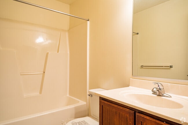 2BR, 2BA - The Greens at Virginia Center