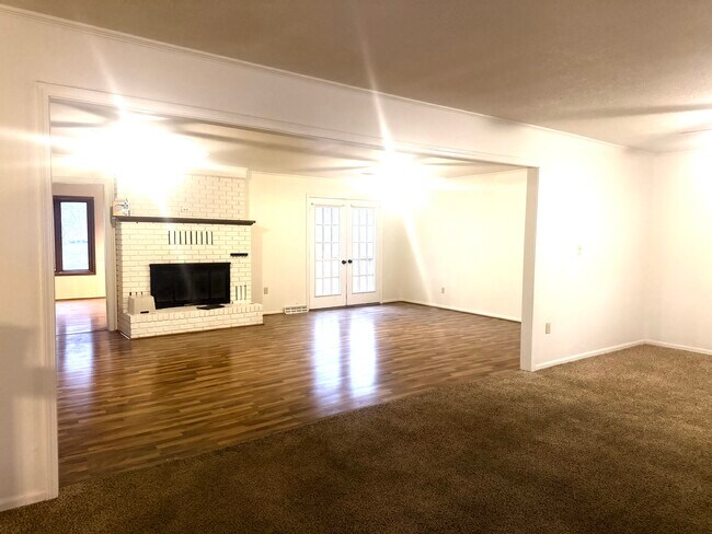 Photo - 1301 Chateau Dr