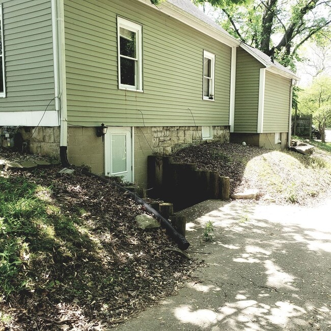1003 N Woodburn Ave