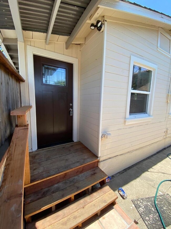 Building Photo - 3500 Portola Dr Rental