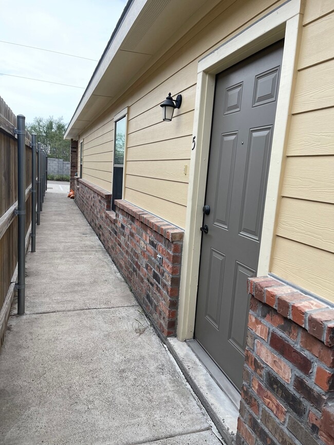 Building Photo - 501 E 2nd St Unit 5