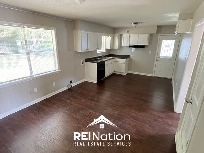 Photo - COZY & CLEAN! 3BR Memphis Value | Hardwoods & Open Kitchen | Fenced Yard!