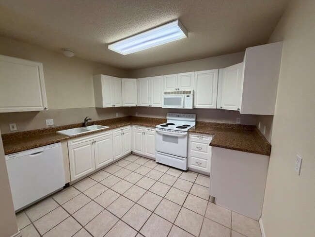 Photo - Duplex Located Between 98th & Indiana With Basement!