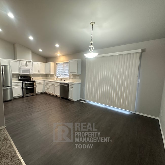 Photo - Large 4 bedroom home with LARGE office spa...