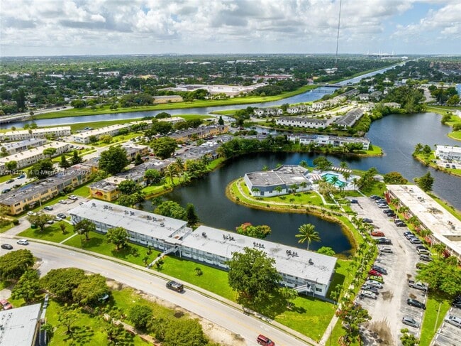 Building Photo - 20310 NE 2nd Ave Unit 24