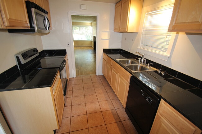 Photo - BEAUTIFUL 2 BED, 1 BATH SEATTLE HOME FOR RENT W EASY COMMUTE