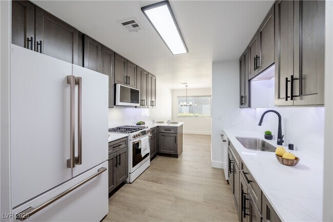 Building Photo - 540 W Horizon Ridge Pkwy