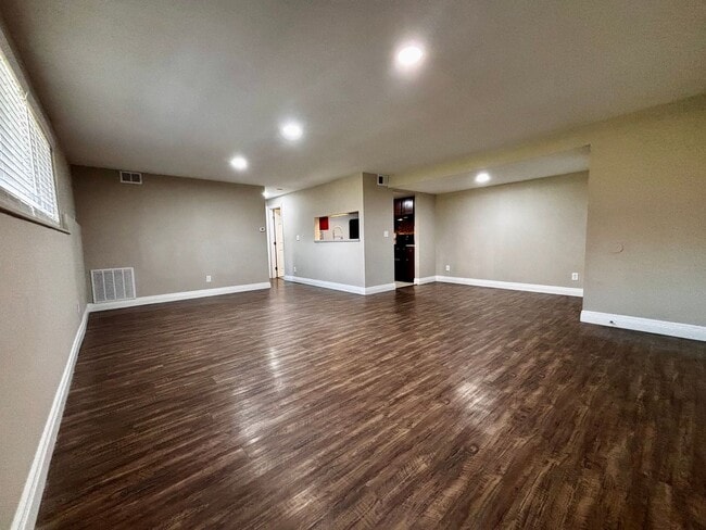 Building Photo - Newly Renovated 2-Bedroom Apartment in Ser... Unit 4420 Flowerdale, Apt C