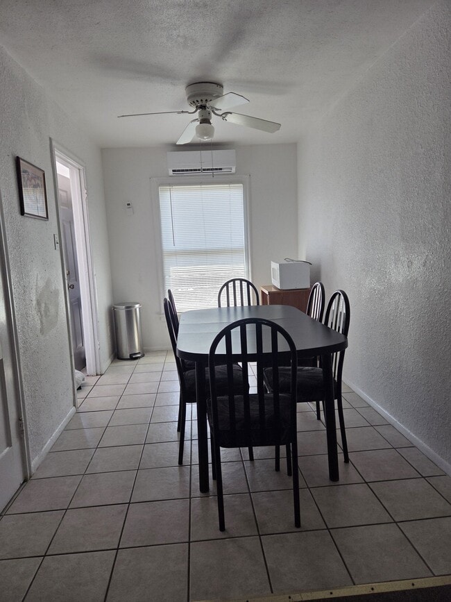 641 Robinson St Unit 4