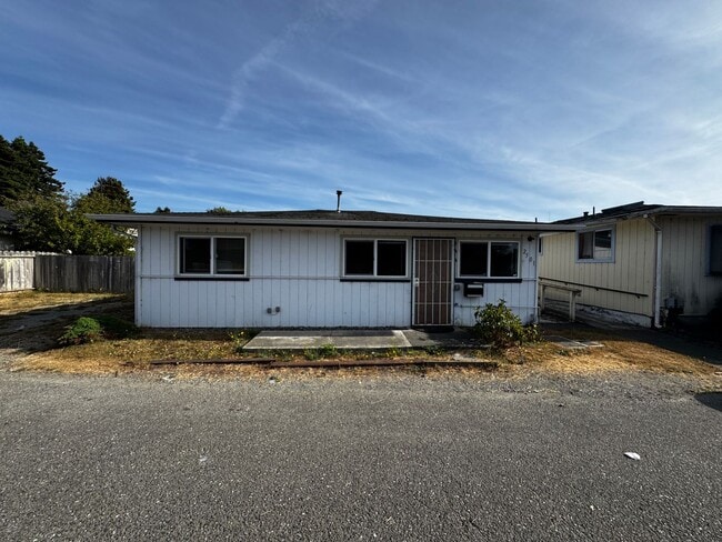 Building Photo - Spacious 2 Bed 1 Bath Home!