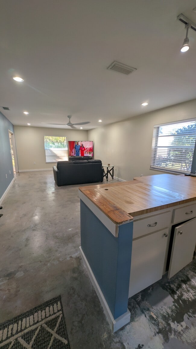 Living room - 5039 Village Gardens Dr