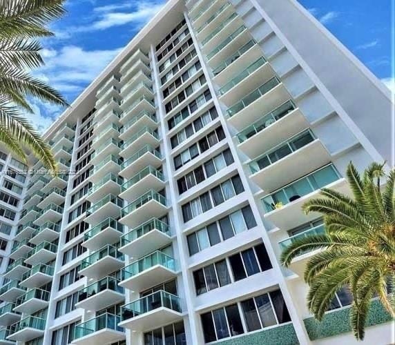1000 West Ave