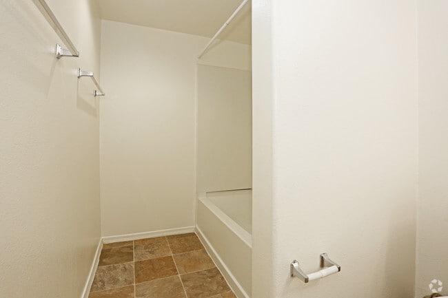 1BR, 1BA - 740 SF