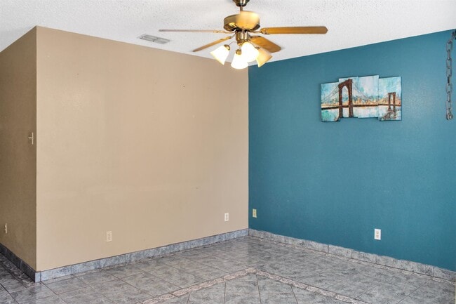 Photo - 1405 Reagan Dr