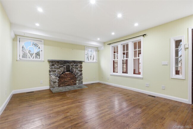 Photo - 62 Van Wyck St