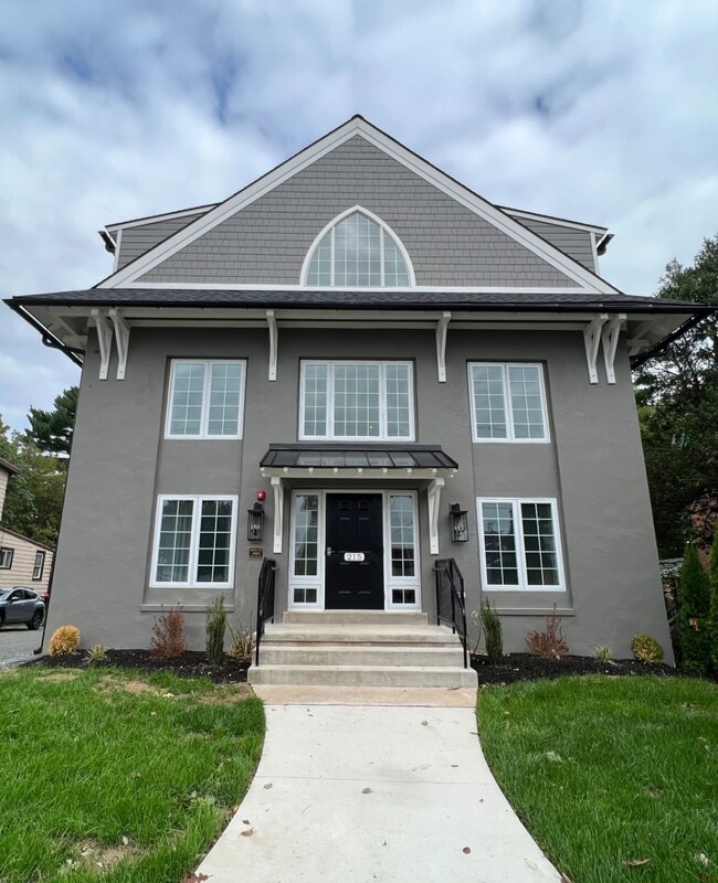 Photo - 215 E Linden St