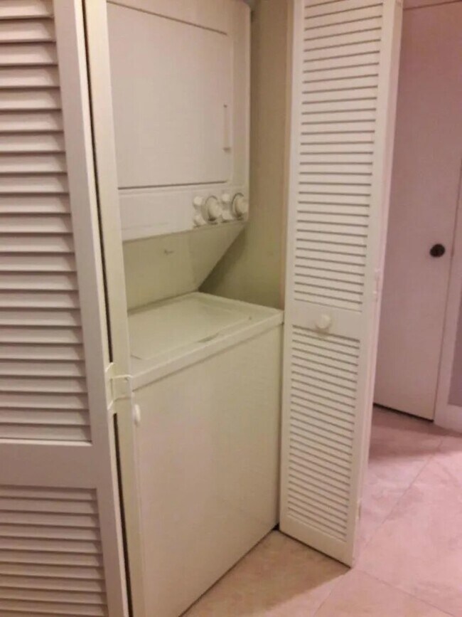 Photo - 1821 NE 40th Ct Unidad 305
