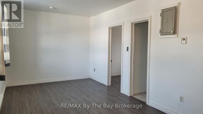 Photo - 280 River Rd E