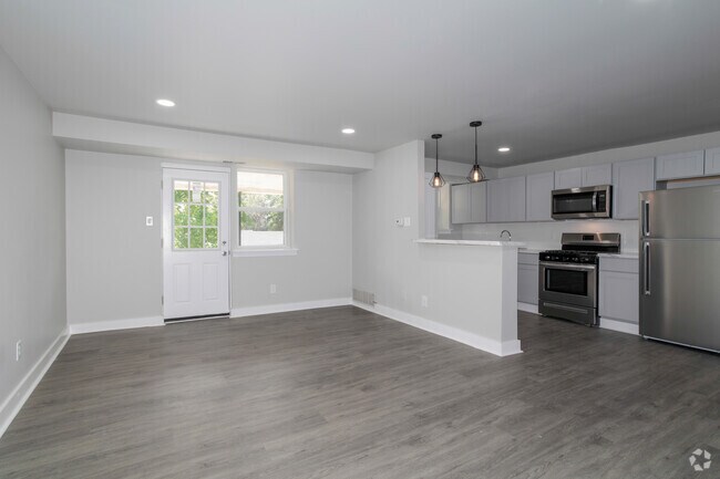 2 habitaciones, 1,5 baños, 907 pies cuadrados, completamente renovado, sala de estar - The Courtyards at Bensalem