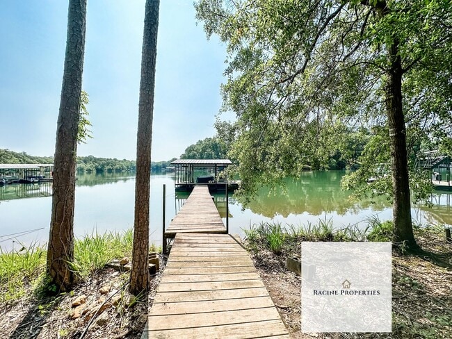 Building Photo - Townhouse available on Lake Hartwell—comes with a water view!