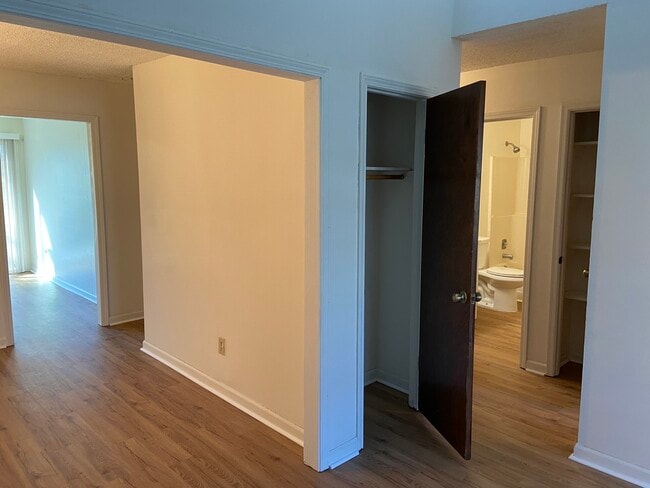 Photo - 5010 Hawthorne Ct