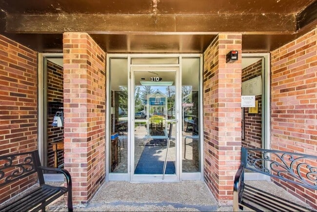 Puerta principal del edificio - 110 S Dunton Ave Unidad 3C