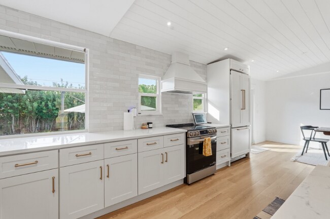 Photo - 5510 Venetian Blvd NE