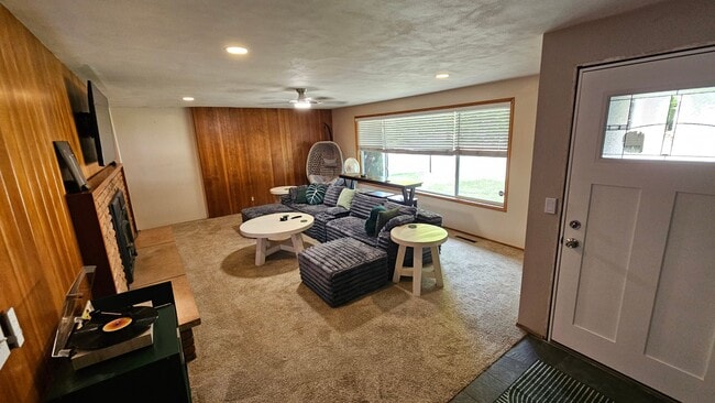 3230 NW Norwood Dr