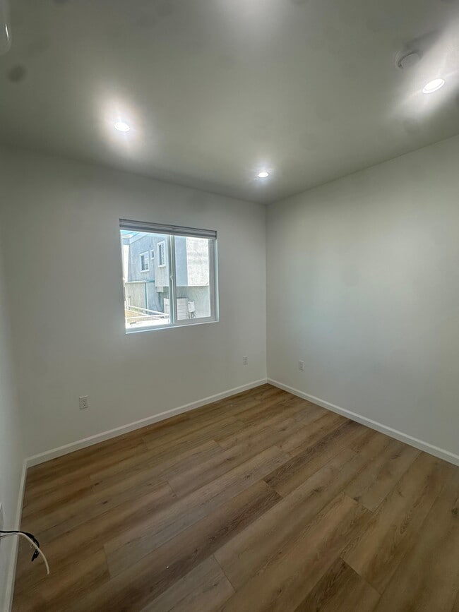 709 E Magnolia Blvd