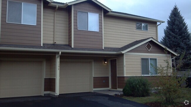 Building Photo - 3 Bedroom Townhouse in The Pines at Pilot ...