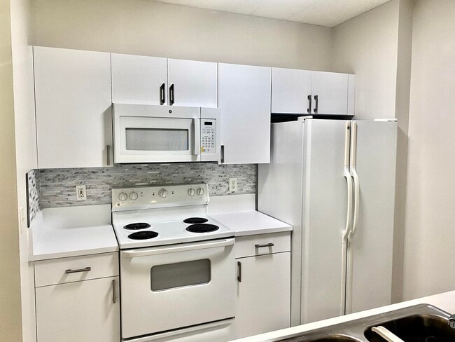 Building Photo - 630 S Sapodilla Ave Unit 204
