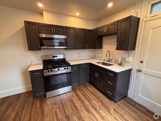 Building Photo - 1028 W King St Unit 2 Rental