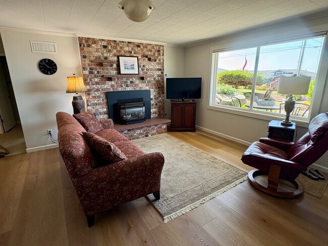 Building Photo - 1060 Vista del Monte St Unit B