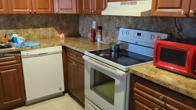 Photo - 6960 Miami Gardens Dr Unidad 2-420