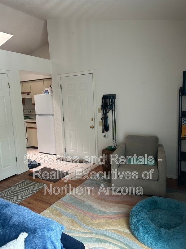 Photo - 111 E Oak Ave