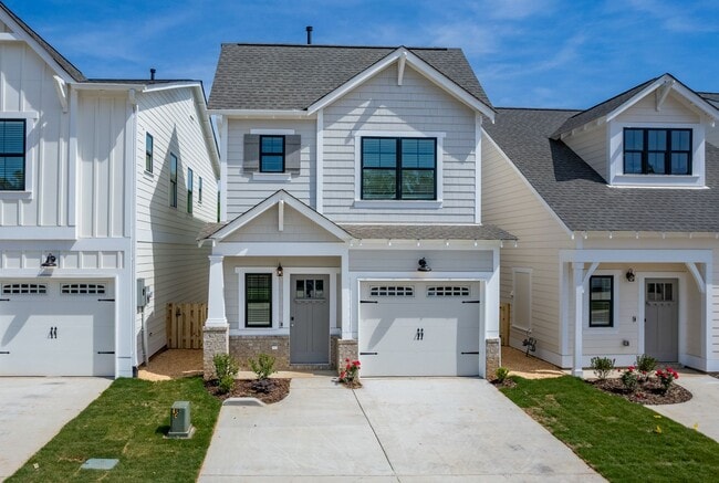 Building Photo - 2 Bedroom Home in Premier Location