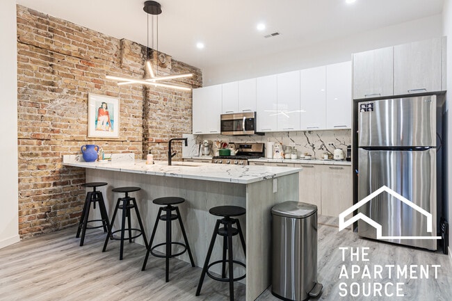 Building Photo - 2744 W Division St Unit 4F