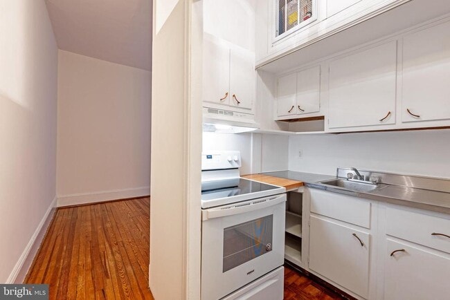 Building Photo - 2908 Q St NW Unit 106