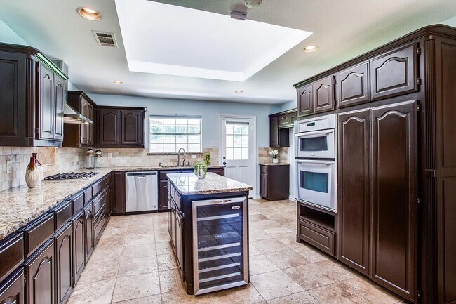 Photo - 63 Remington Dr W