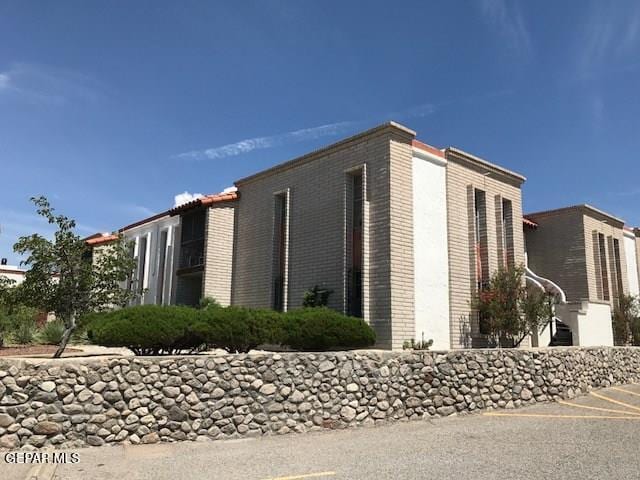 Building Photo - 6201 Escondido Dr Unit 9B