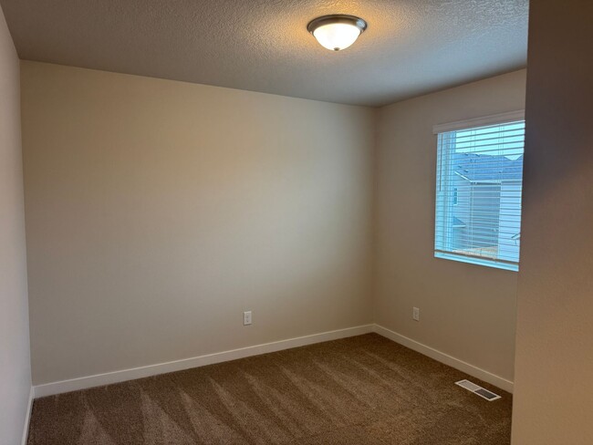 Photo - Spacious 3 Bedroom – Move-In Ready Brand n... Casa