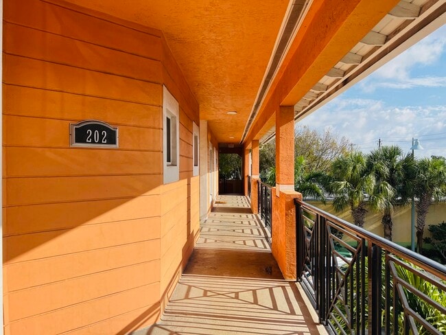 Photo - 325 NE 2nd Ave Unidad 202