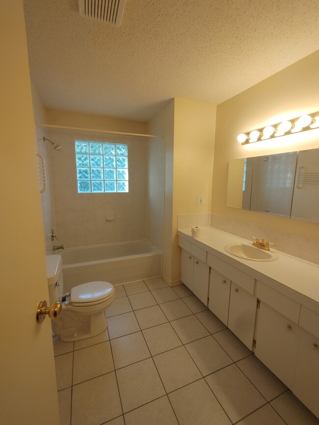large bathroom, tub and large vanity - 128 Gainsborough Dr SW