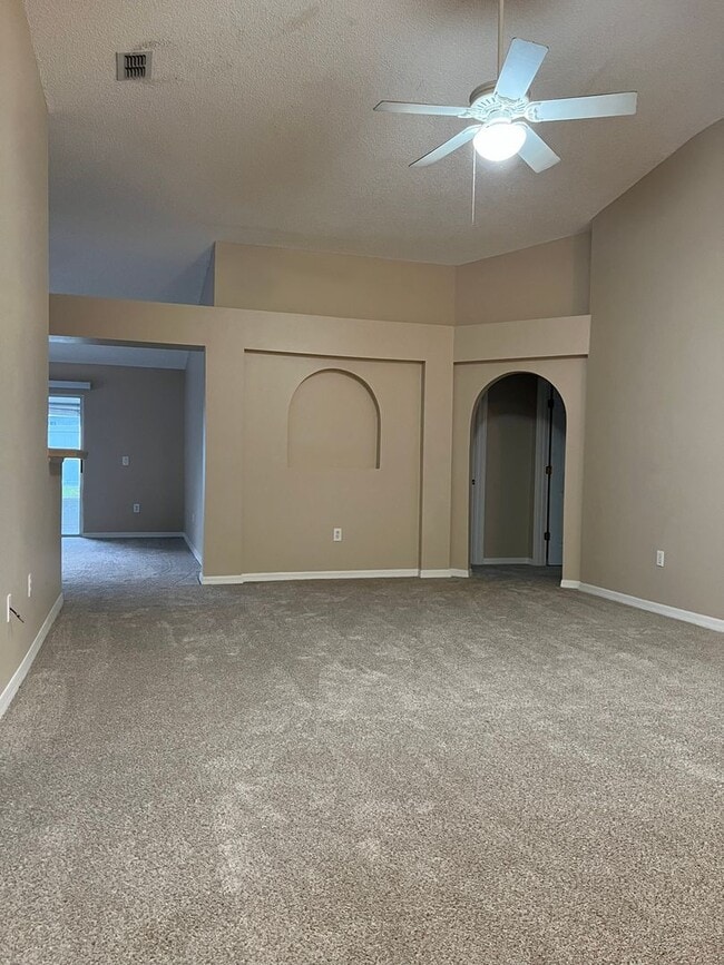 Photo - Beautiful 4/2 with 2 Car Garage in the Wek...